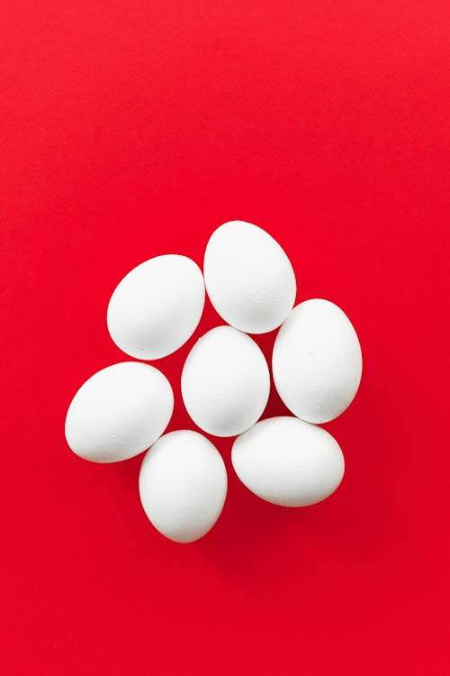 Eier Auf Einem Roten Hintergrund