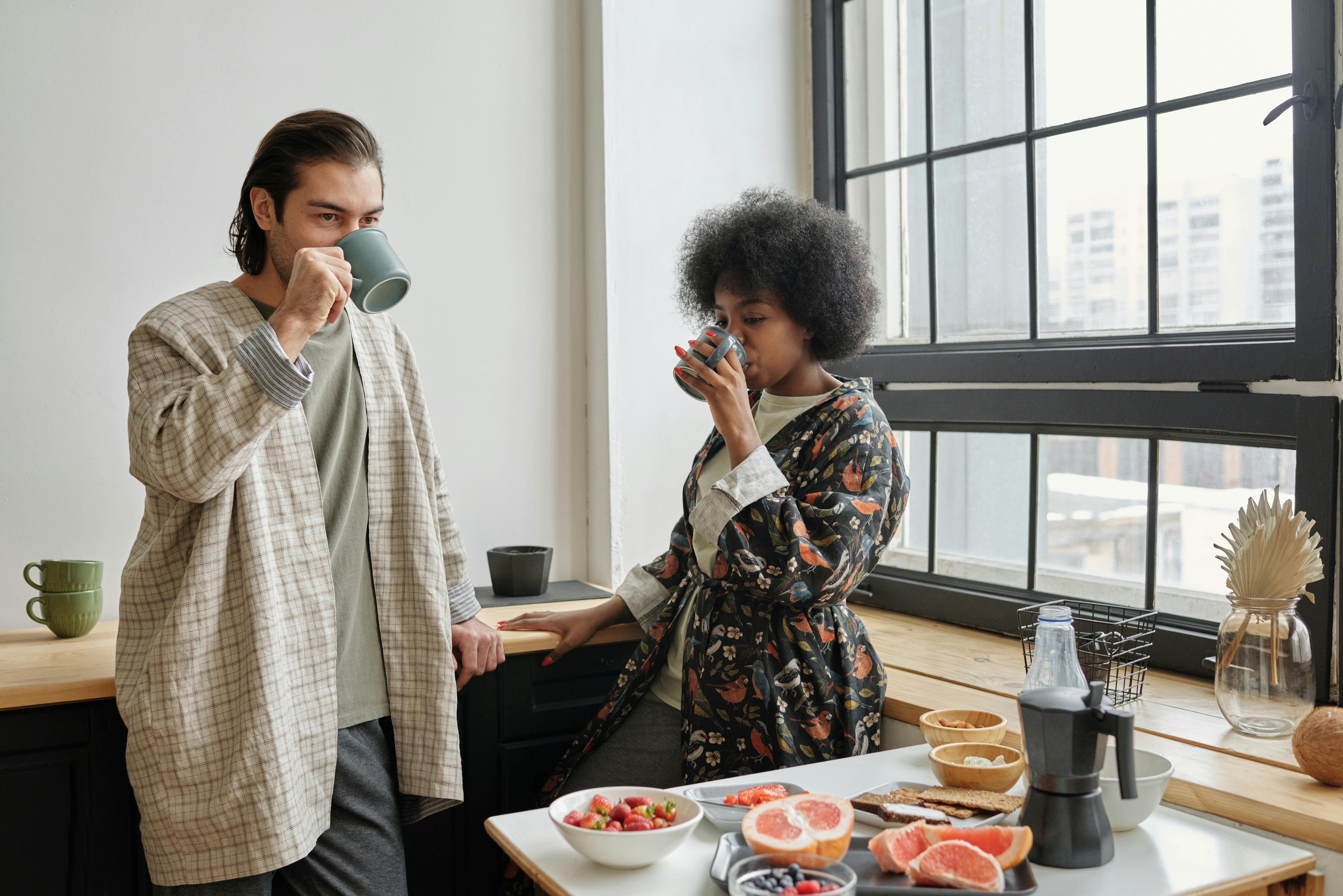 Couple drinking coffee. | Photo: Pexels