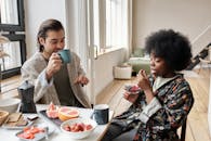 一对夫妇在明亮舒适的阁楼里一起享用健康早餐