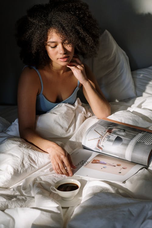 Kostenloses Stock Foto zu afro, afro-haar, bett