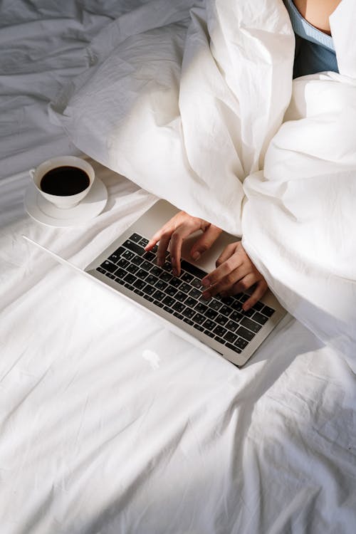 MacBook, 公寓房, 卧床休息 的 免费素材图片