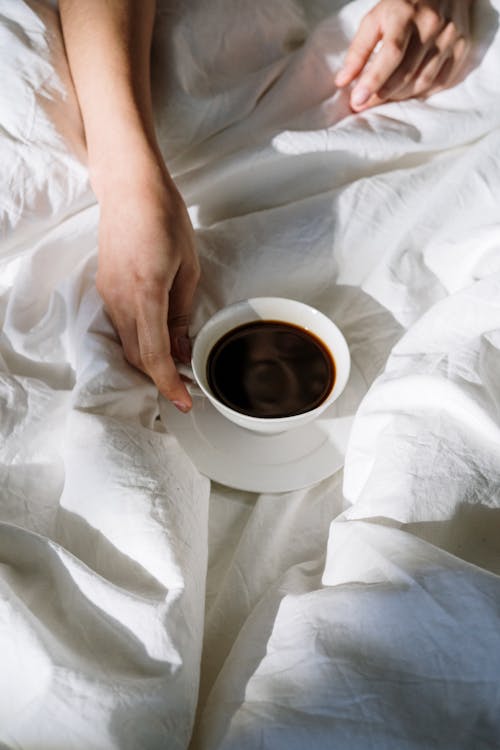 Darmowe zdjęcie z galerii z chłodzenie w domu, czarna kawa, filiżanka kawy