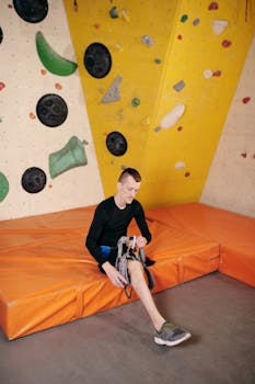 一名截肢攀岩者正坚定地为室内攀岩做准备