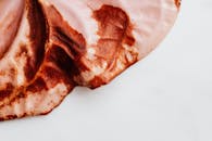 一张干红掌叶的详细照片，其白色表面上有丰富的棕色纹理