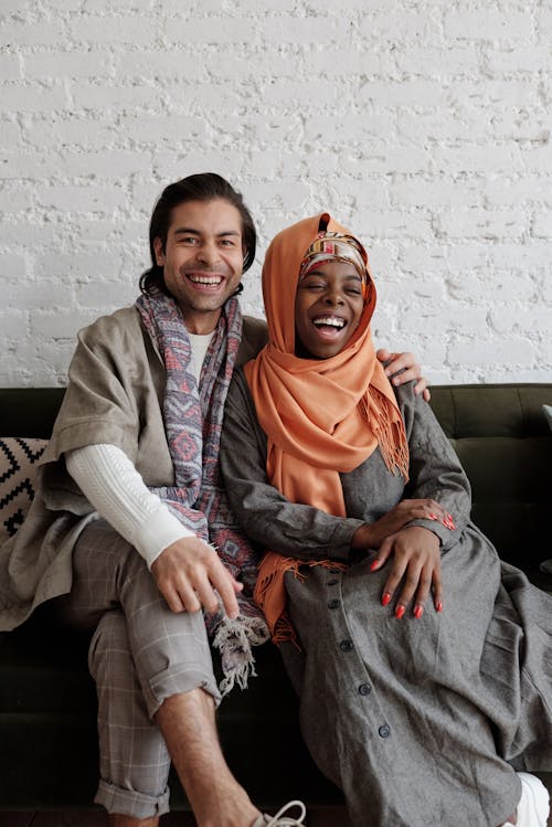 免费 穆斯林夫妇笑的肖像 素材图片
