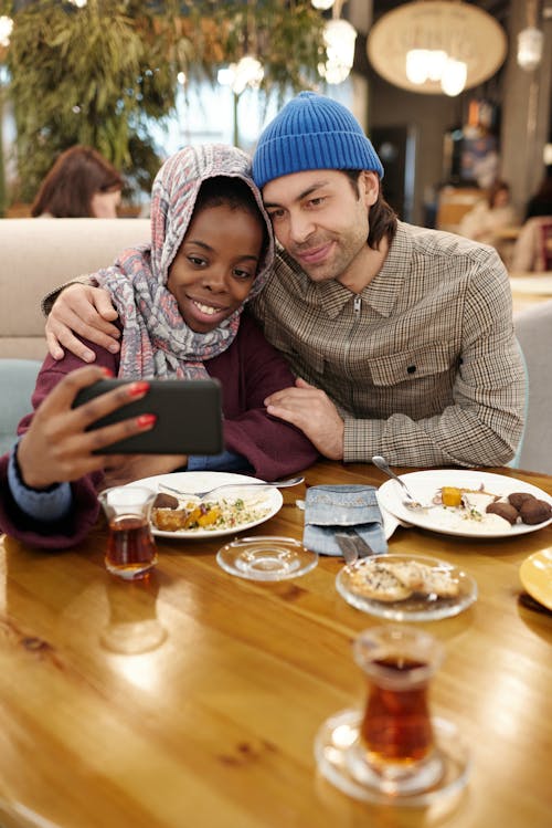 Muslimisches Paar, Das Selfie Nimmt