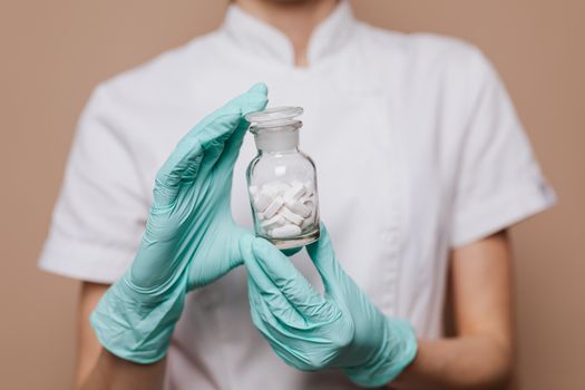 一名医疗保健专业人员手持药瓶的特写，强调了医疗保健的精确性