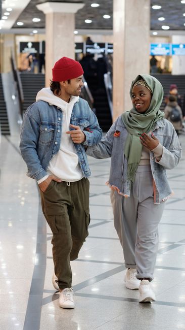142. Ide Gaya Casual Hijab untuk Jalan-Jalan ke Mall 142. Ide Gaya Casual Hijab untuk Jalan-Jalan ke Mall
