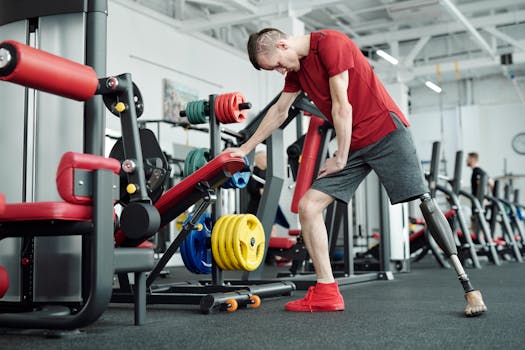 Man with prosthetic leg exercising in a gym, exemplifying strength and determination.