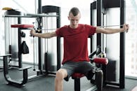 一名男子戴着假腿在健身房锻炼，展现力量与决心