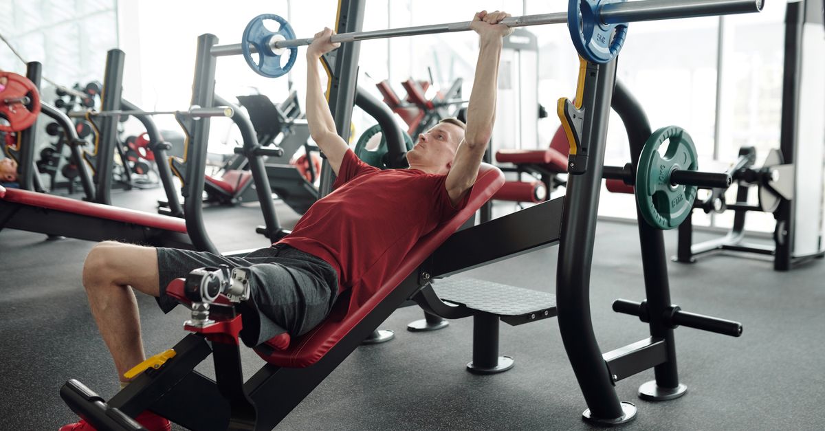 man incline press