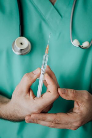 Cataplasme d'argile verte préparé dans un bol en céramique