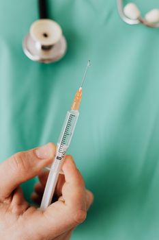 医生手持注射器准备接种疫苗的特写