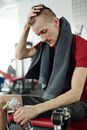 一名戴着假腿的男子在室内健身房锻炼后休息