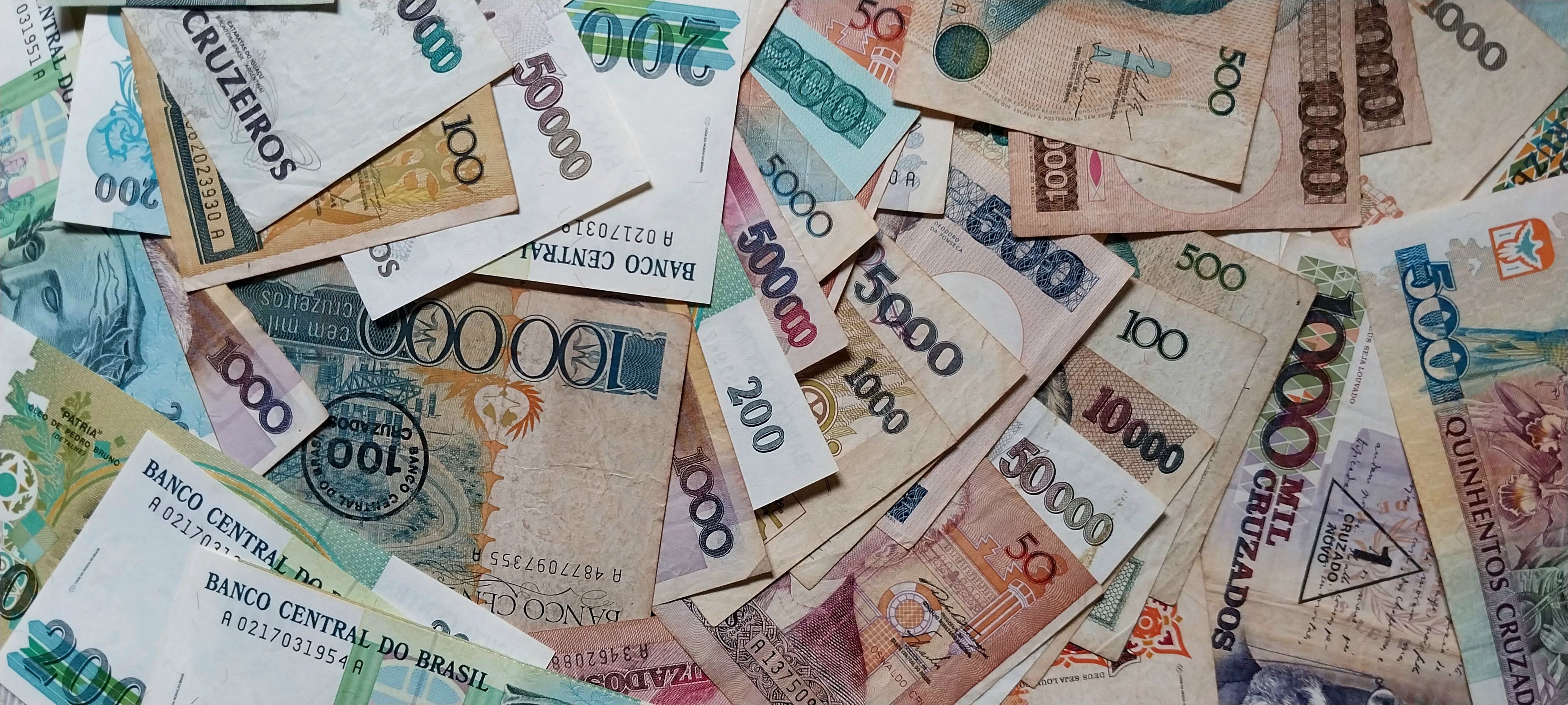 Tampilan dekat berbagai uang kertas Cruzeiro Brasil, menyoroti desainnya yang penuh warna.