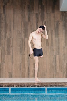 泳池边，截肢游泳运动员展示着决心和健康