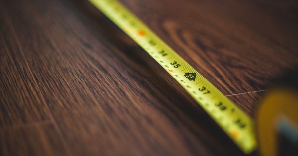 Wohnfläche im Exposé richtig lesen: WoFlV, DIN 277 und typische Quadratmeter-Fallen