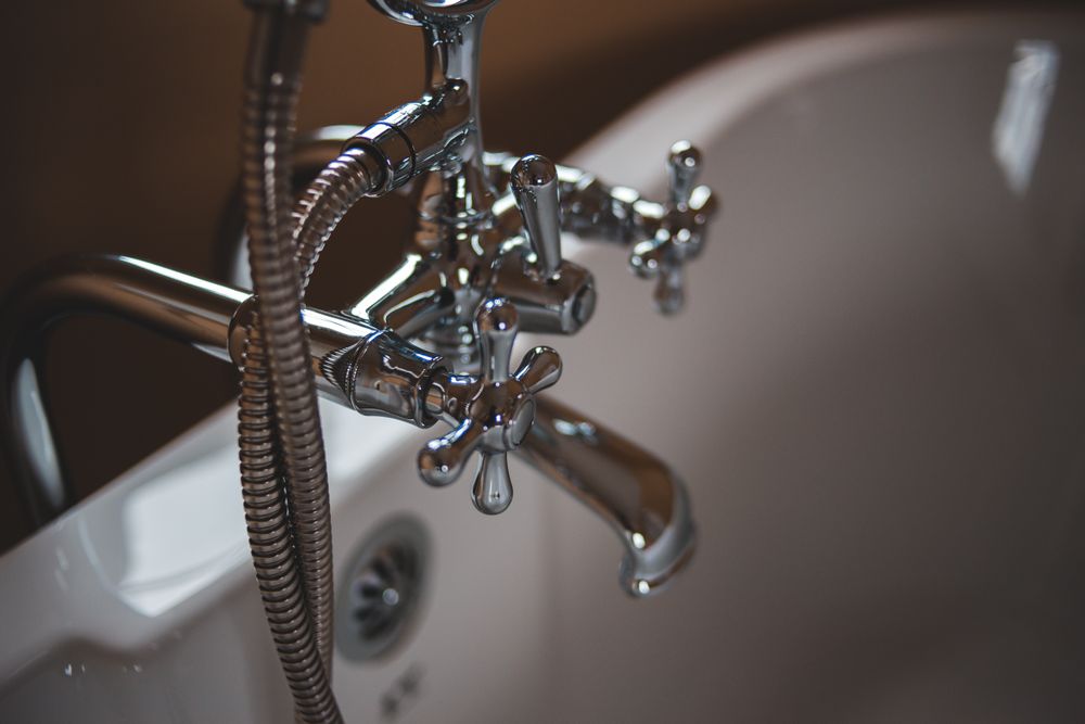 Grifería cromada en un baño contemporáneo