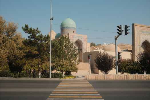 Explore the stunning architecture of Samarqand with its historic domes and arches.