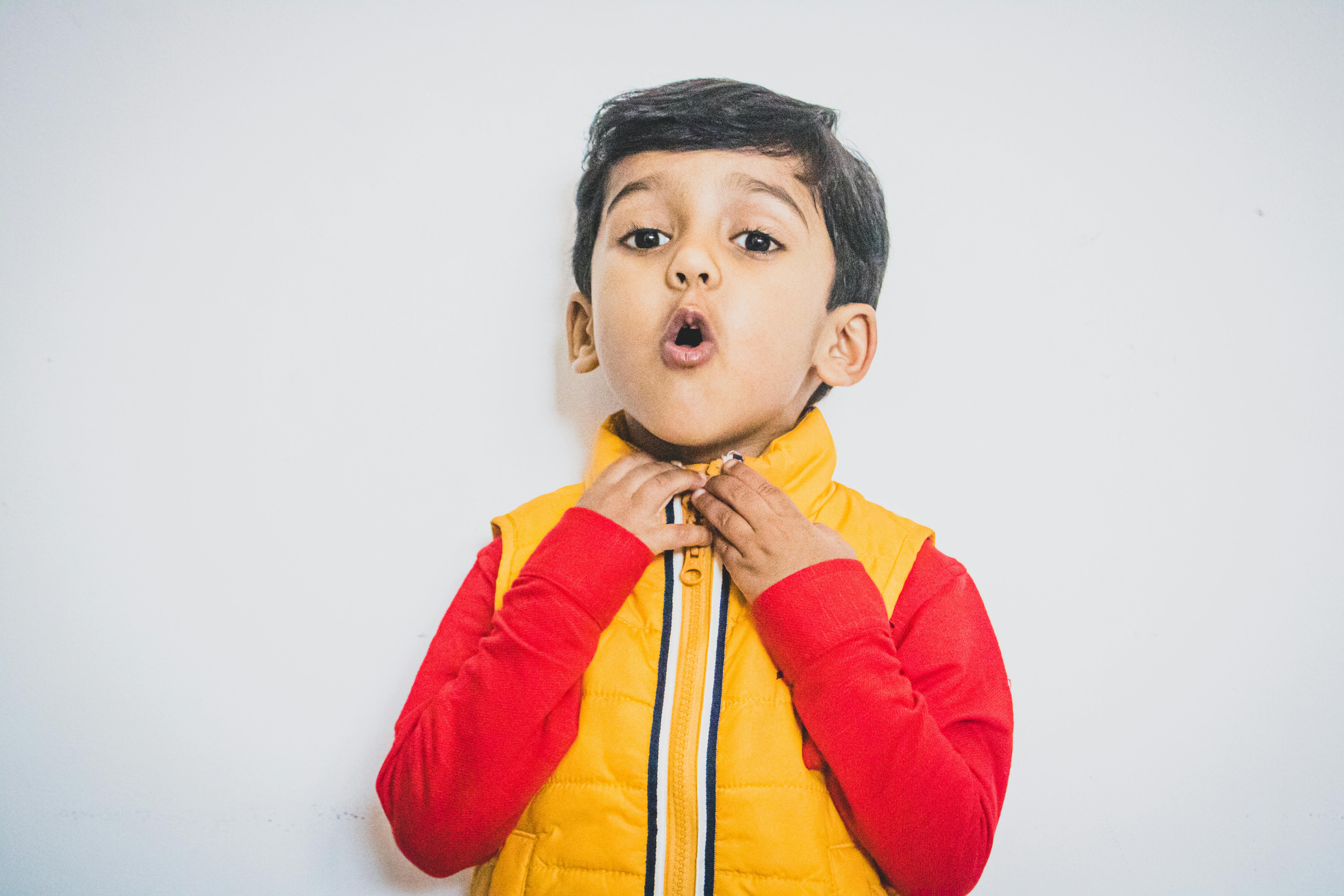 Imagen de un cerebro digital con conexiones neuronales, simbolizando la inteligencia artificial y la optimización