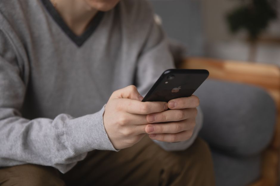 A person tracking their drinks on a mobile application A person tracking their drinks on a mobile application