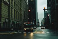 芝加哥的城市街景喜怒无常，雨天里公交车和红绿灯交织其中