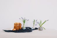 这幅宁静的静物画以薰衣草、面包和柔软的装饰为特色，非常适合激发春天的灵感