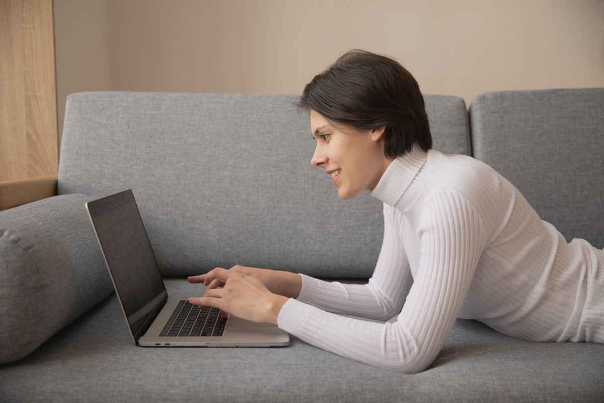 Pessoa digitando em um laptop, representando a criação e otimização de um novo anúncio no Mercado Livre