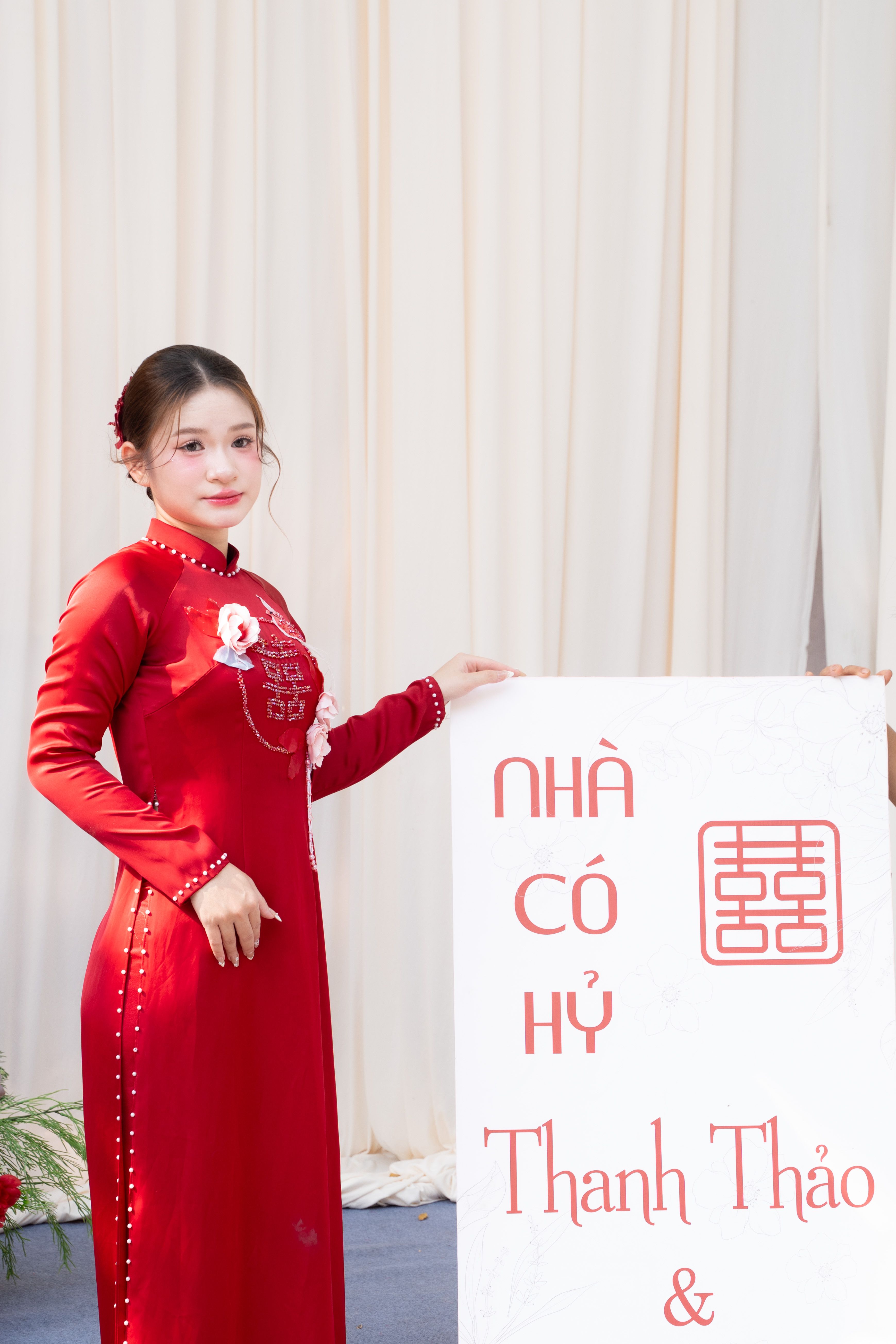 Elegant Woman in Traditional Vietnamese Áo Dài · Free Stock Photo