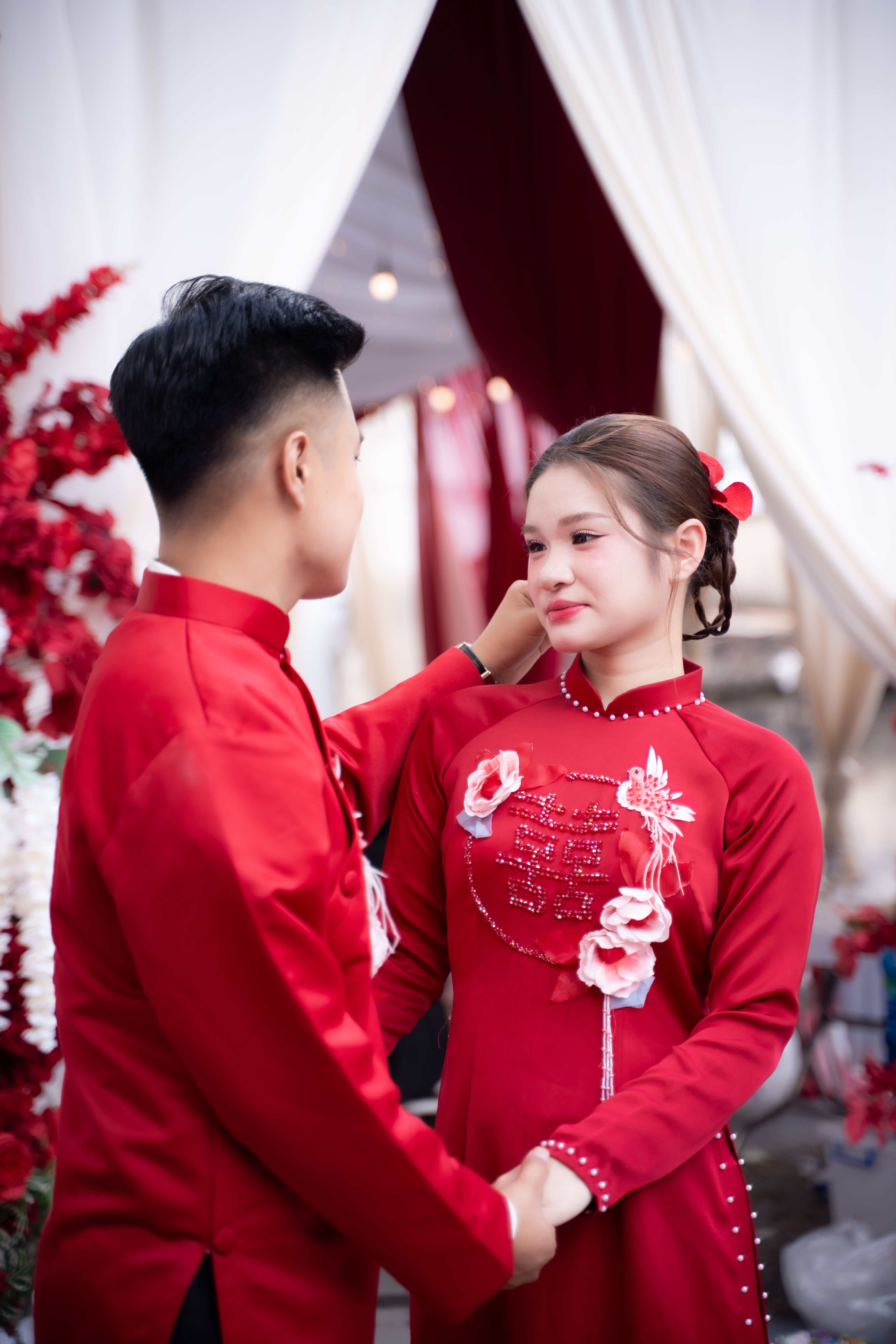 Couple in Traditional Asian Attire at Ceremony · Free Stock Photo