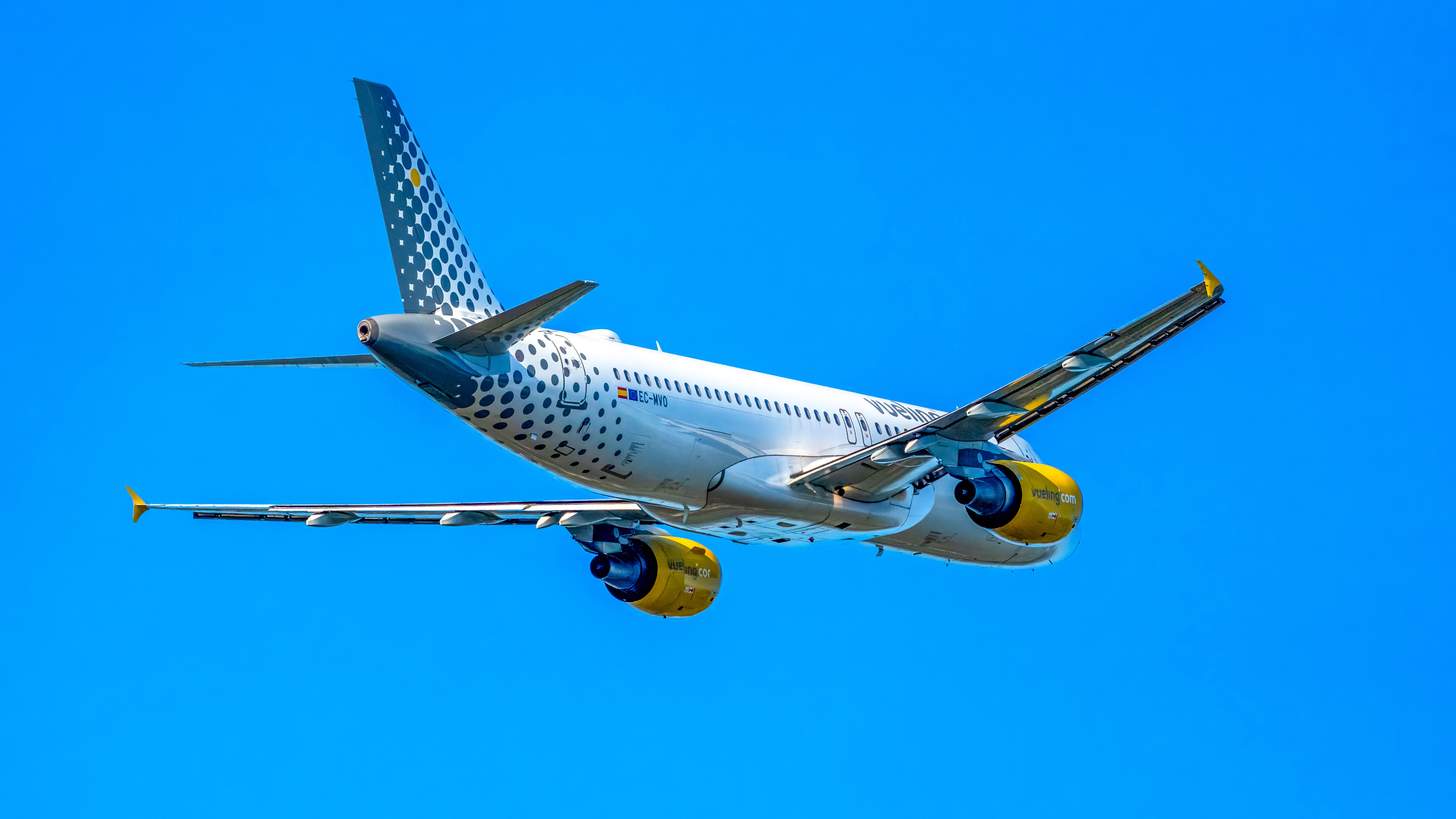 Airbus A320 Aircraft in Flight Over Valencia · Free Stock Photo