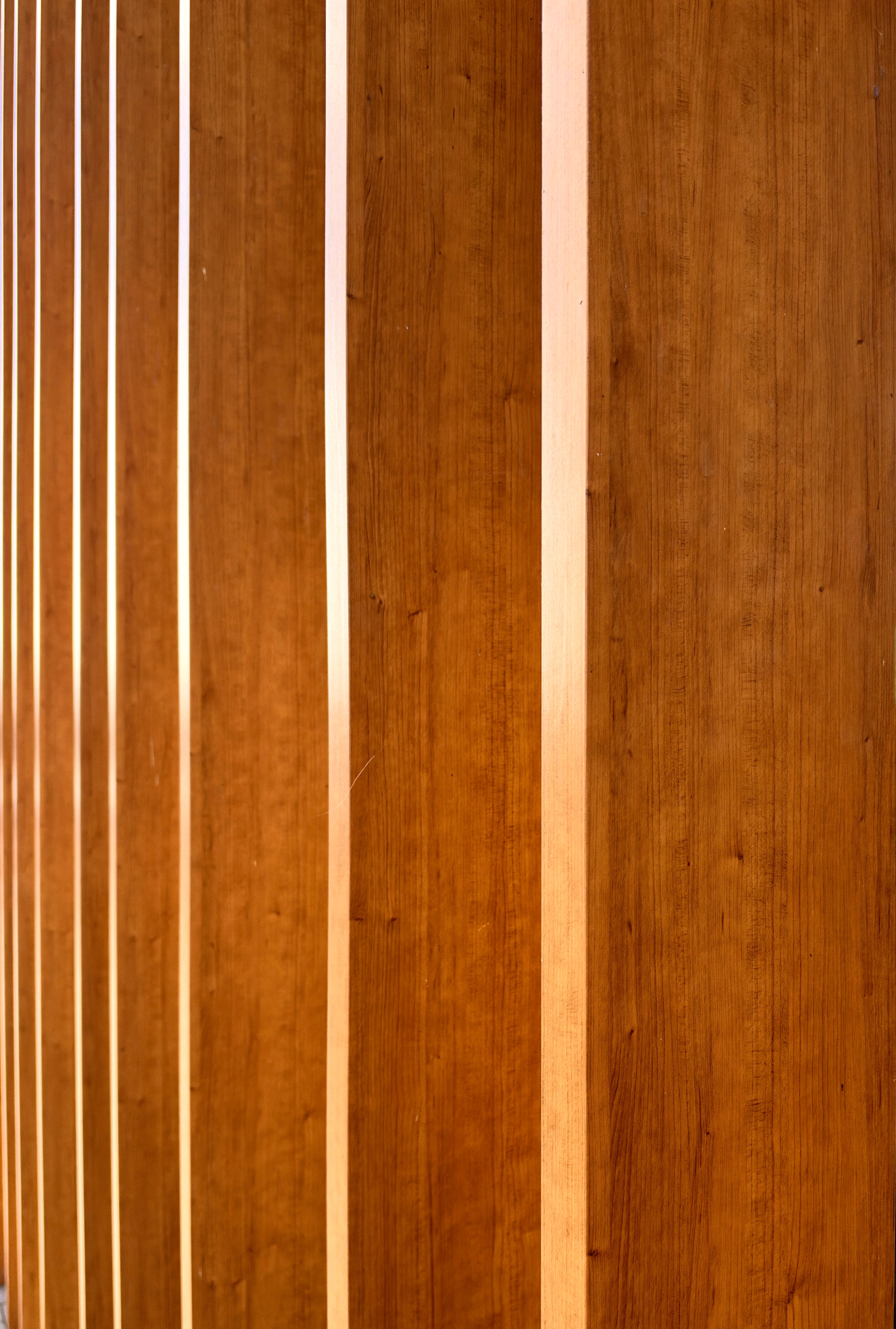 Líneas Abstractas Sobre Una Superficie De Madera Bajo Luz Cálida ...