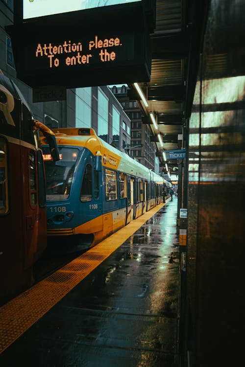 Foto d'estoc gratuïta de andana, entrenar, estació de tren