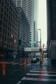 雨后，明尼阿波利斯市中心高楼林立，街景倒影交织，显得变幻莫测