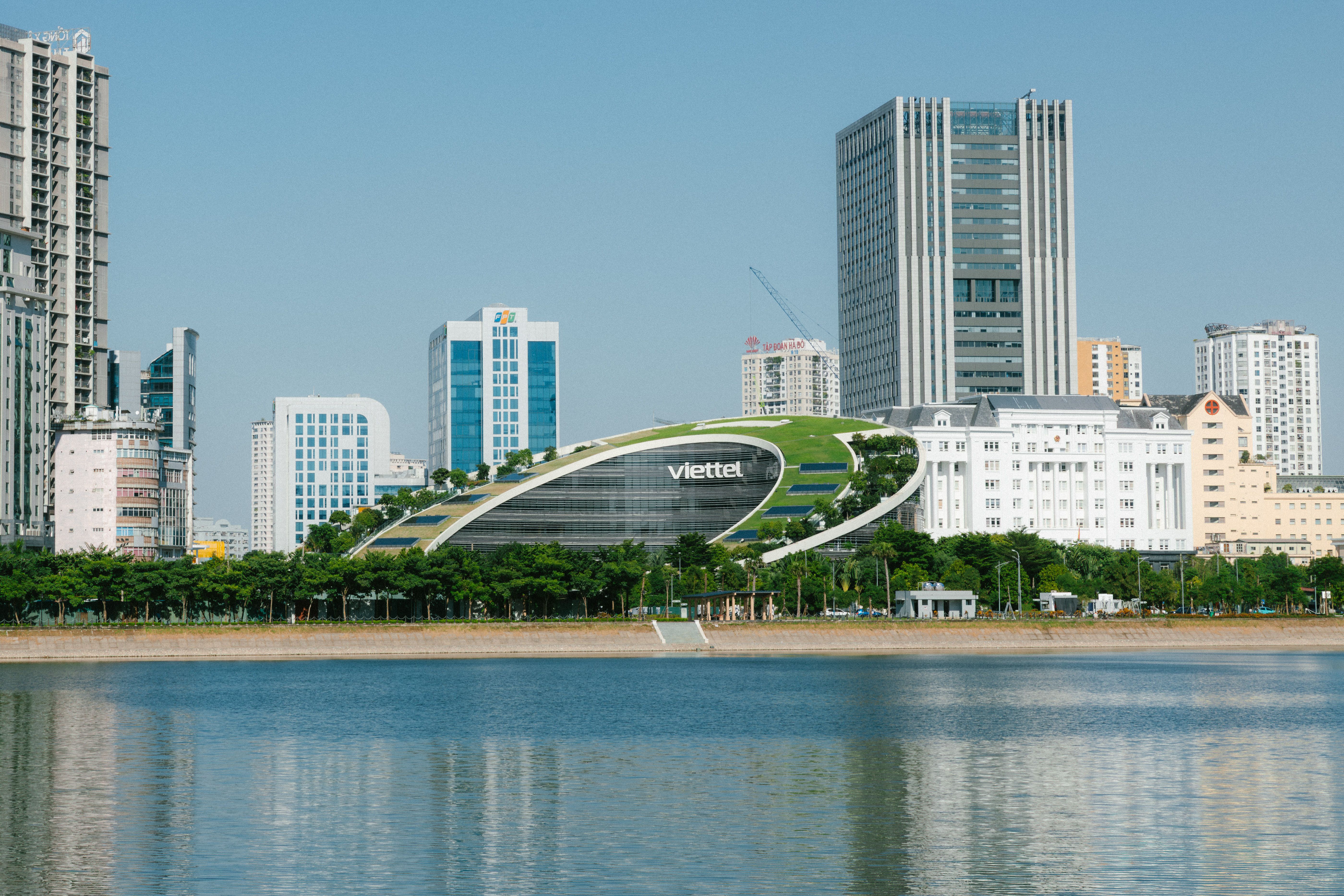 Modern Green Building in Urban Landscape · Free Stock Photo