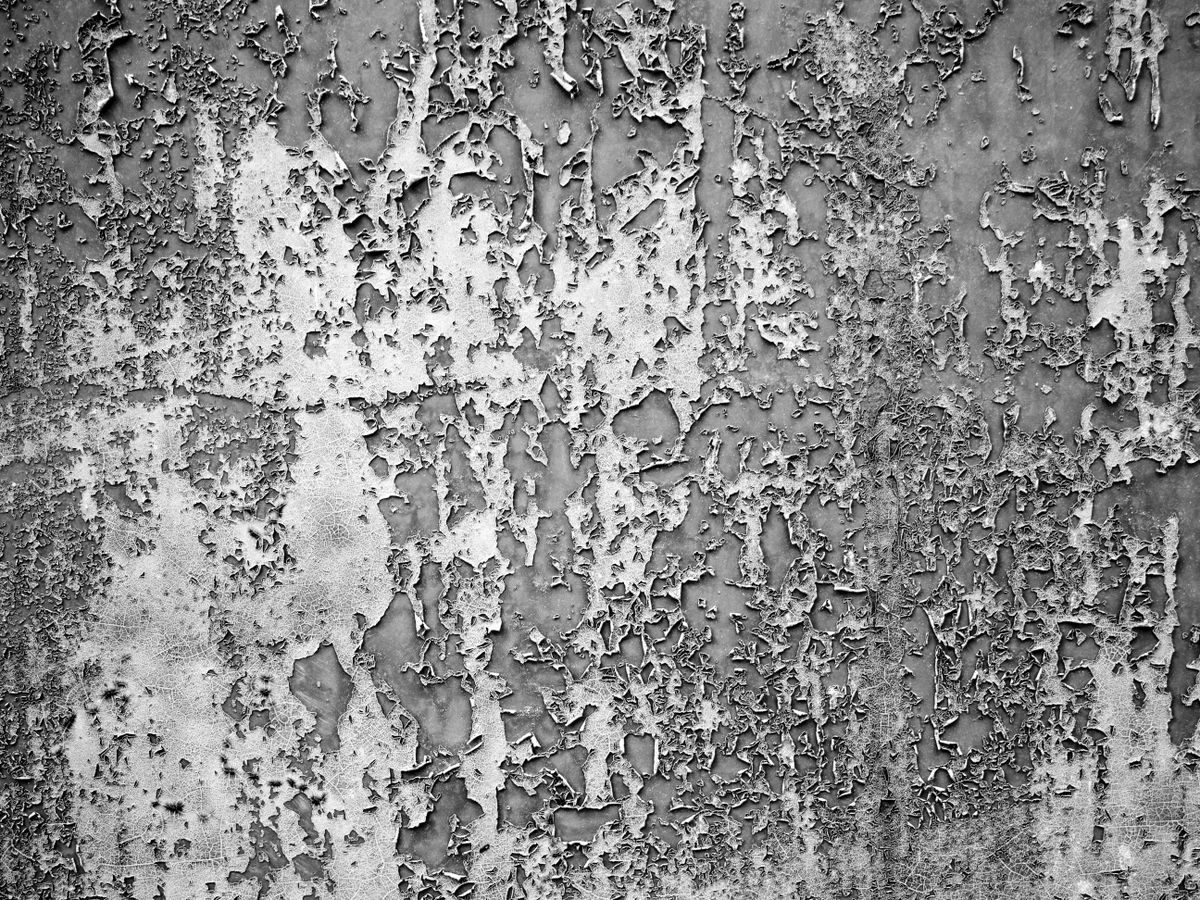 Parede com pintura descascando por umidade