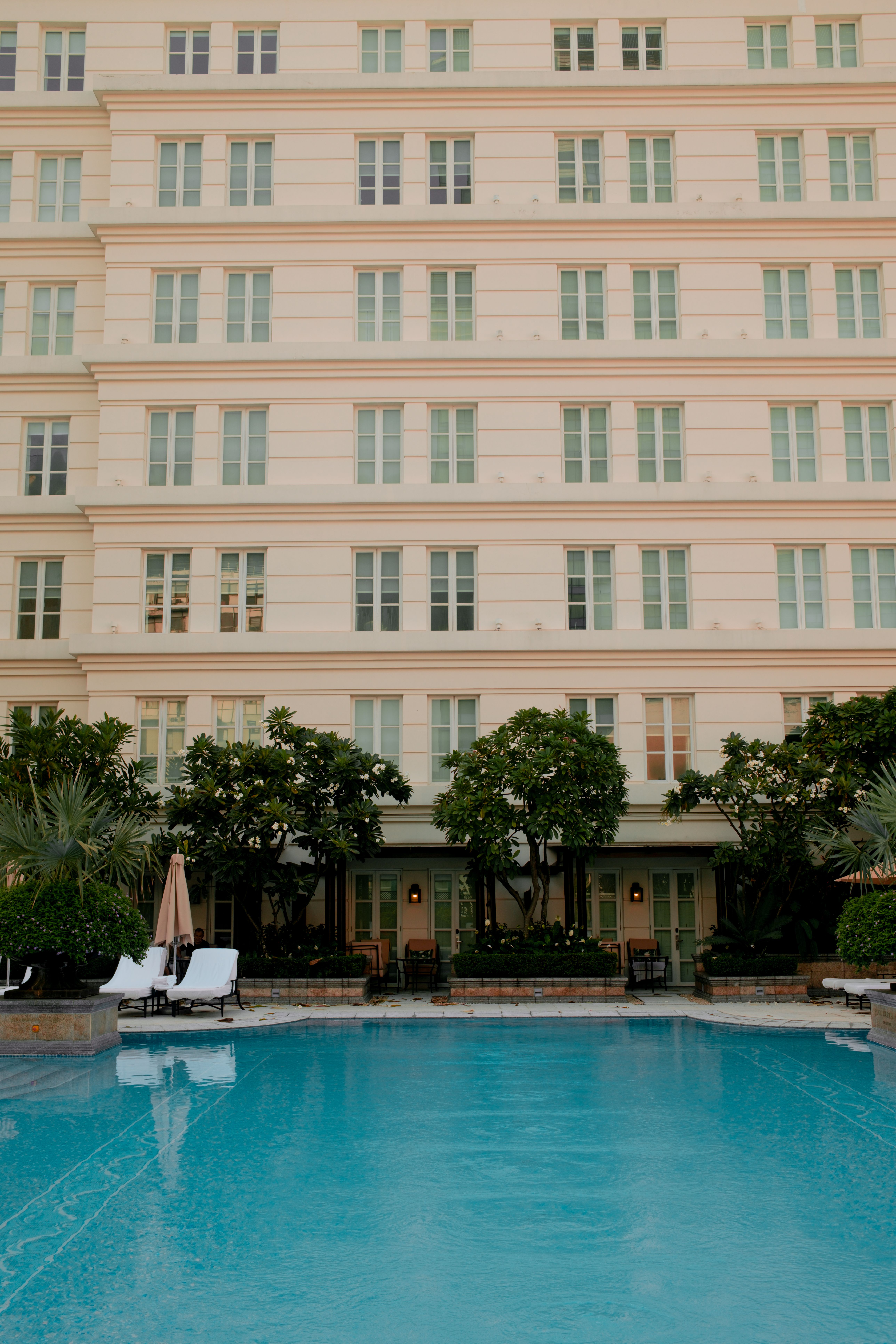 Luxurious Hotel Poolside with Elegant Facade · Free Stock Photo