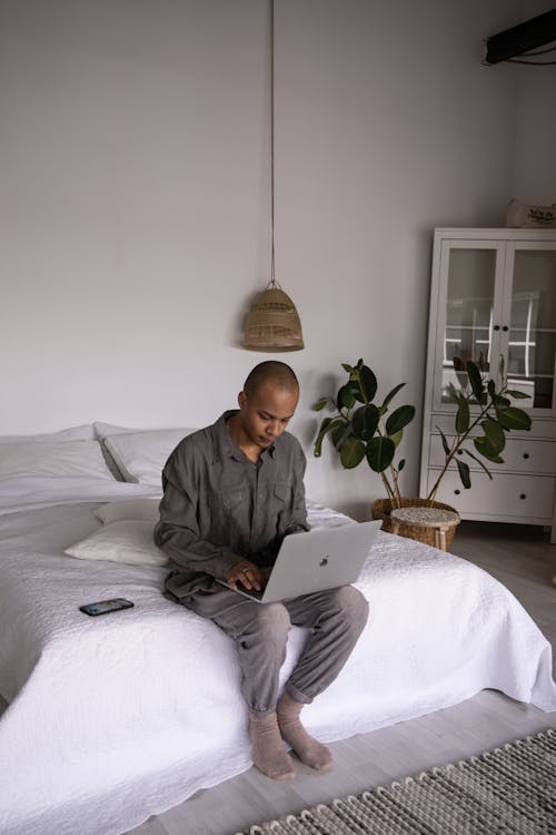 Gratis stockfoto met afstandswerk, apple laptop, bed