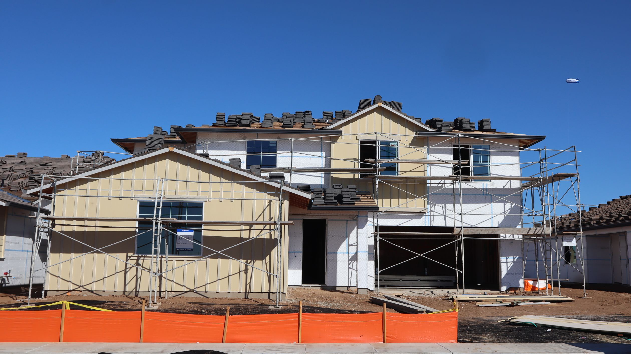 Scaffold Development New house under construction with scaffolding · Free Stock Photo