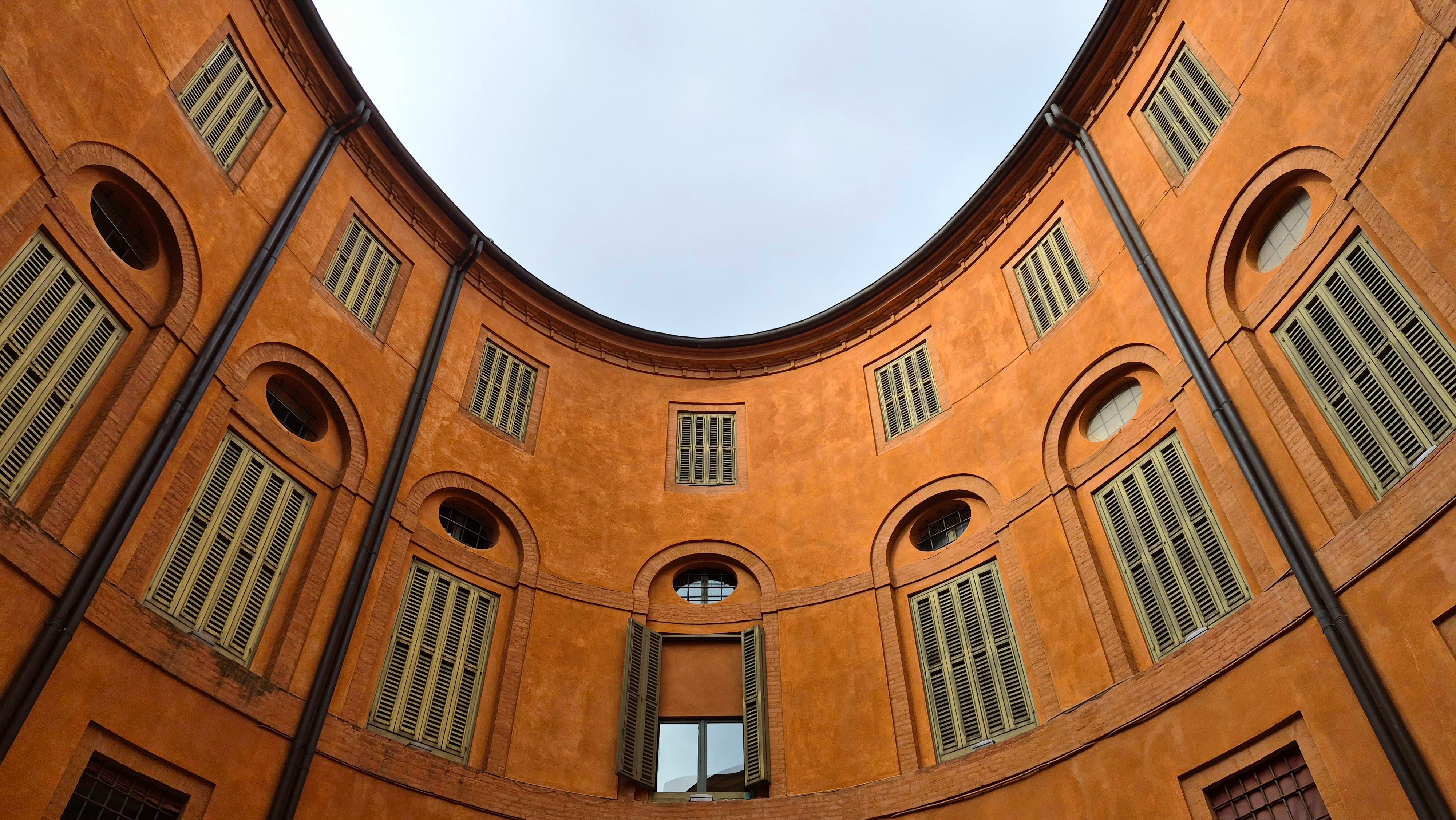 Historic Italian Architecture - Curved Building Facade · Free Stock Photo