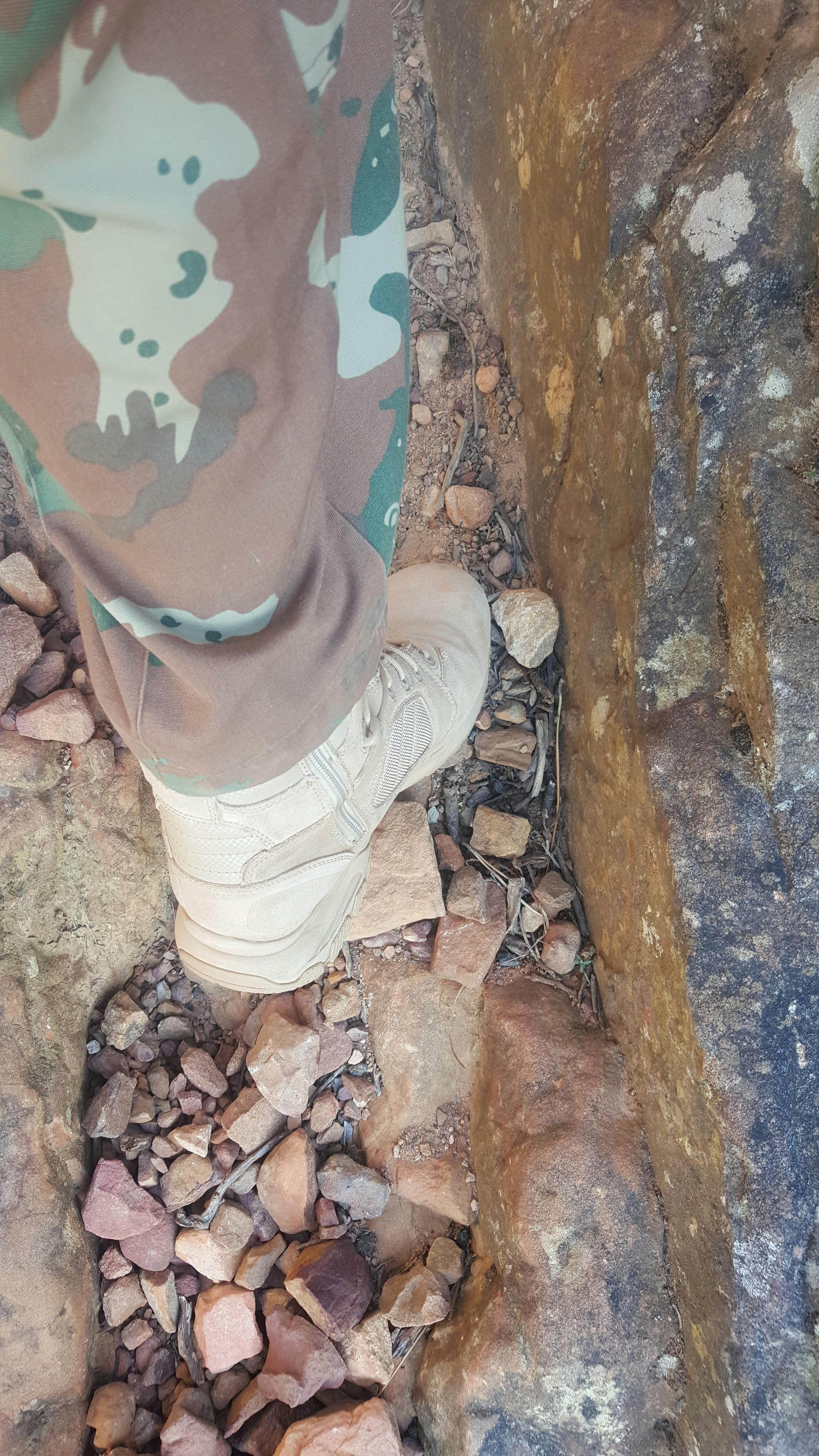 벌크 식료품 코너에서 다회용기에 담는 모습