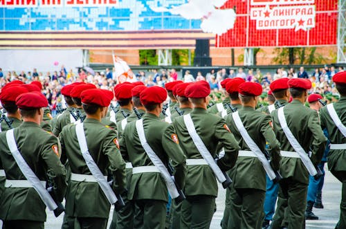 Groep Man Dragen Groene Uniform Vallen In De Rij