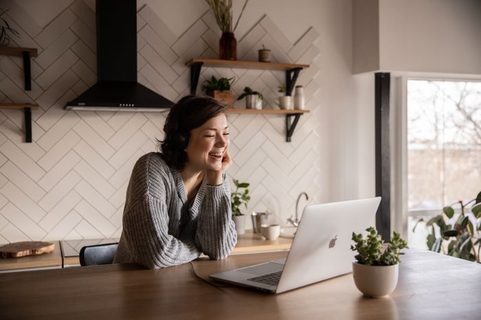 free online chat without registration india – woman chatting on laptop in kitchen