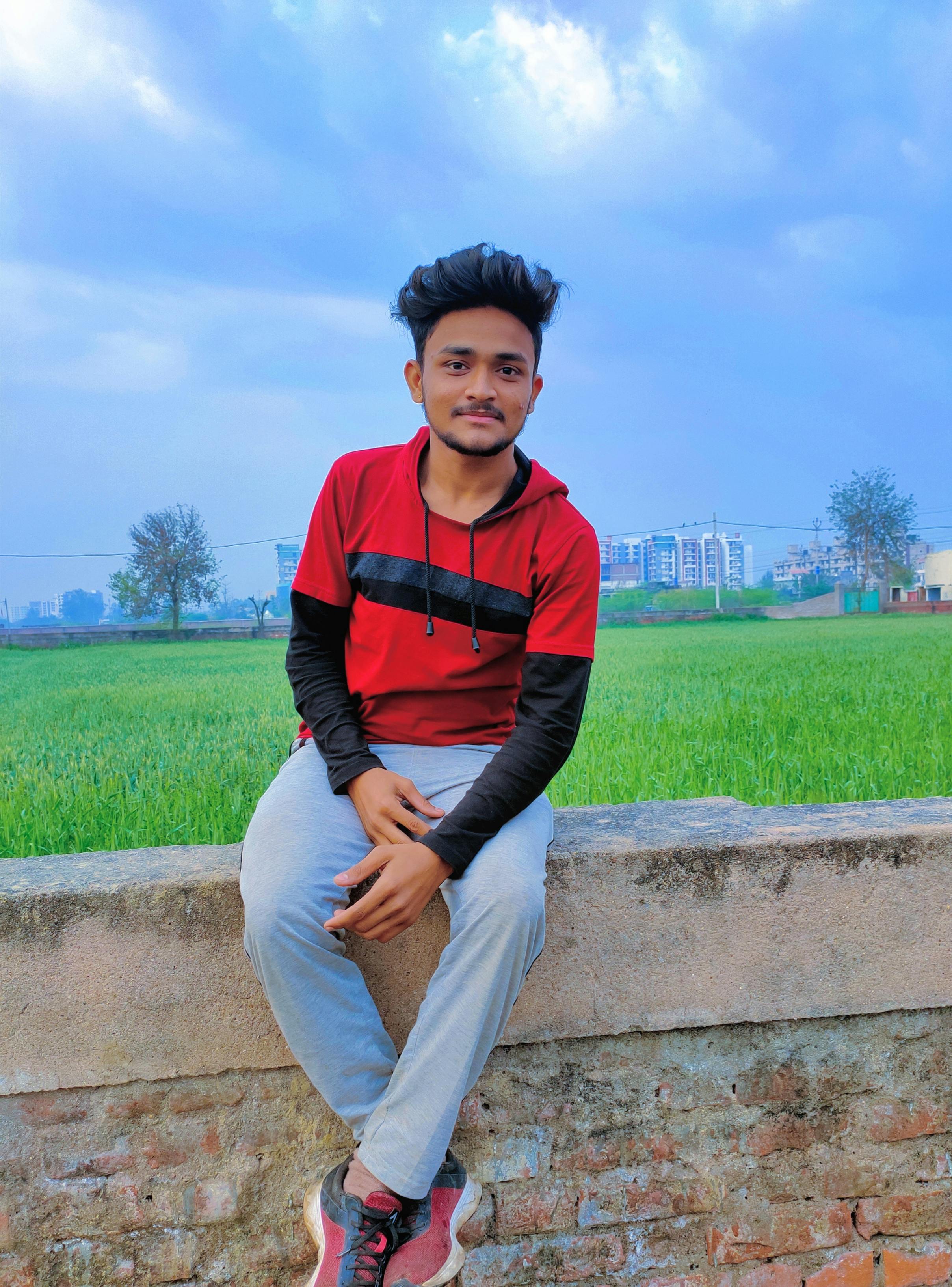 Frau kauft verpackungsfrei in einem Unverpackt-Laden ein