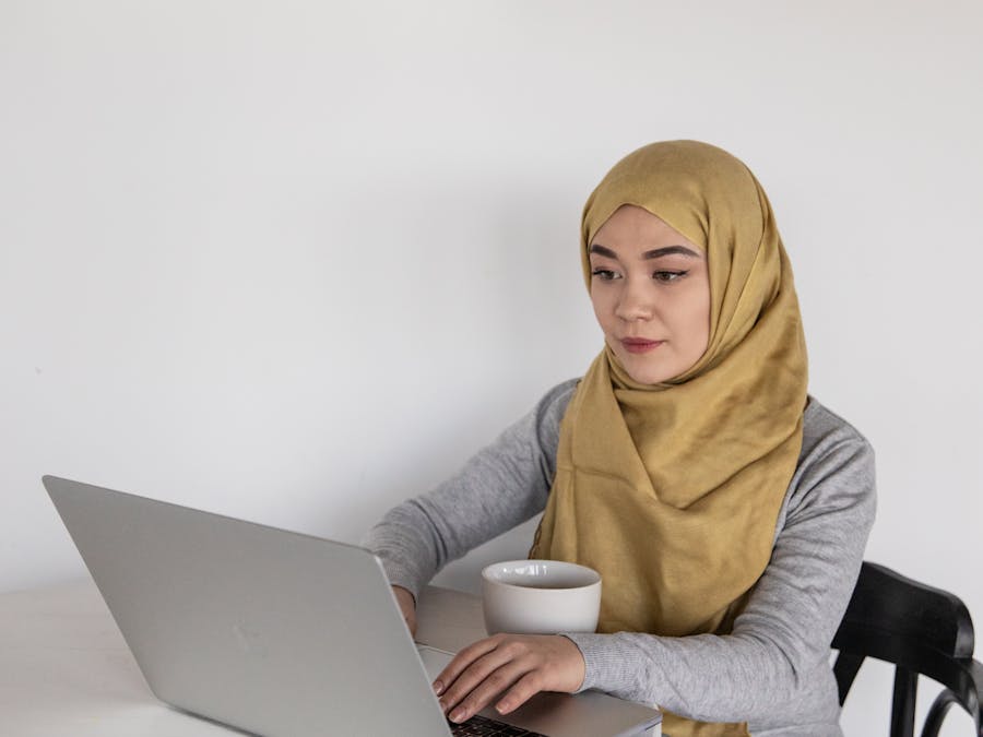 Can you be a social worker without qualifications?