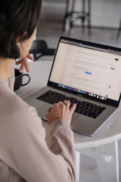 Profesional realizando una búsqueda y revisando información pública en internet
