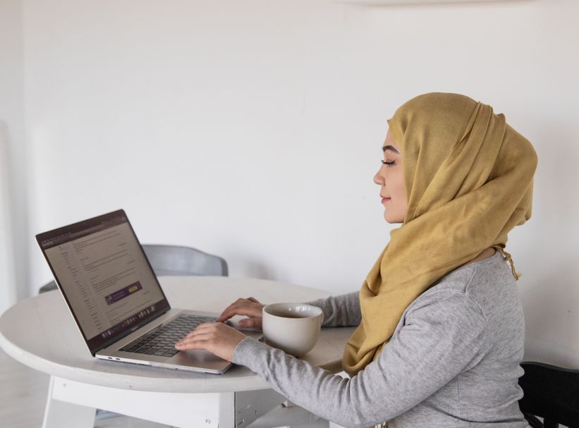 Online dating: starting a conversation on a niche platform