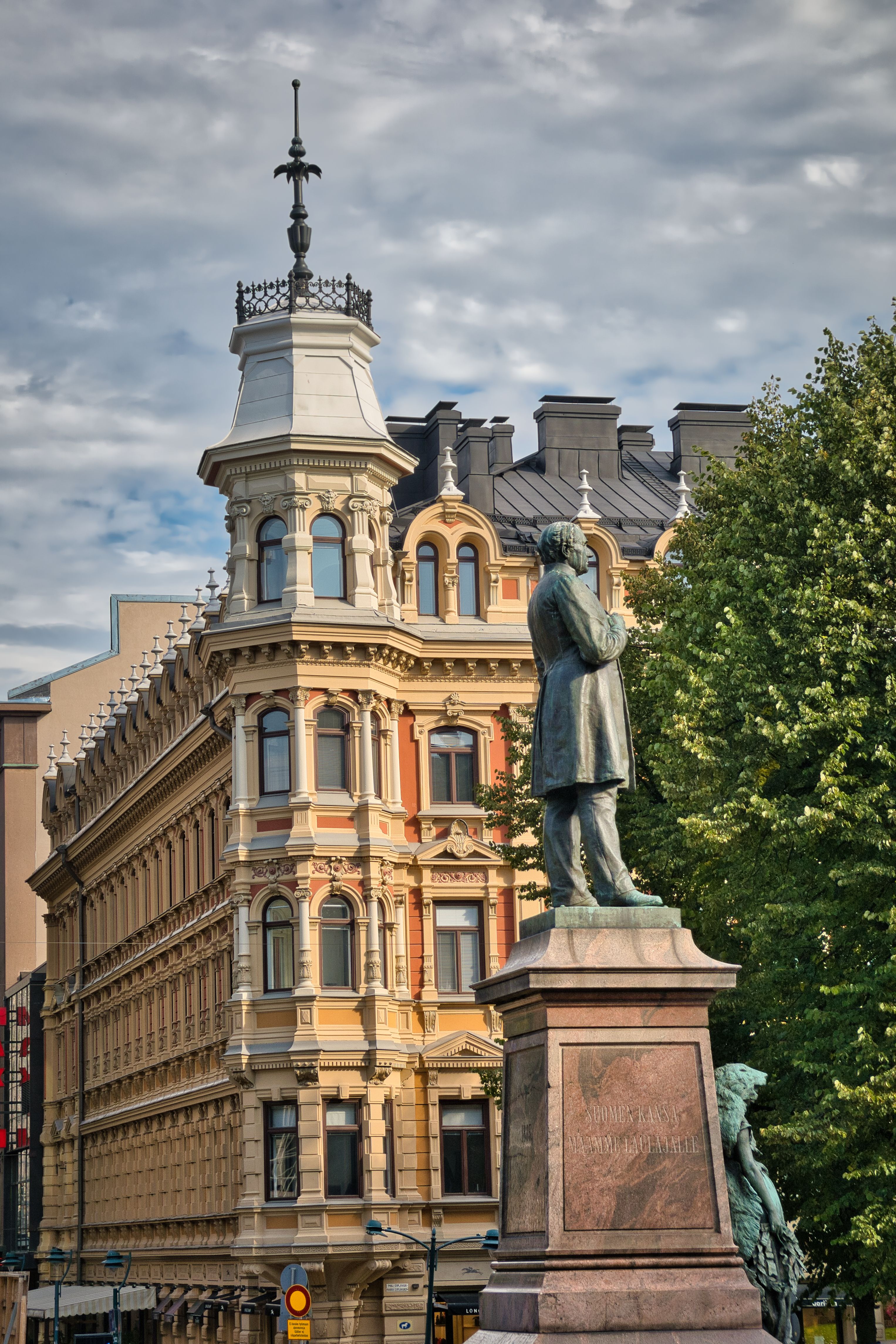 Historic Statue and Architecture in Helsinki · Free Stock Photo