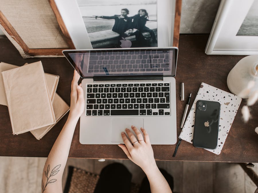 What is the job of a social media assistant?
