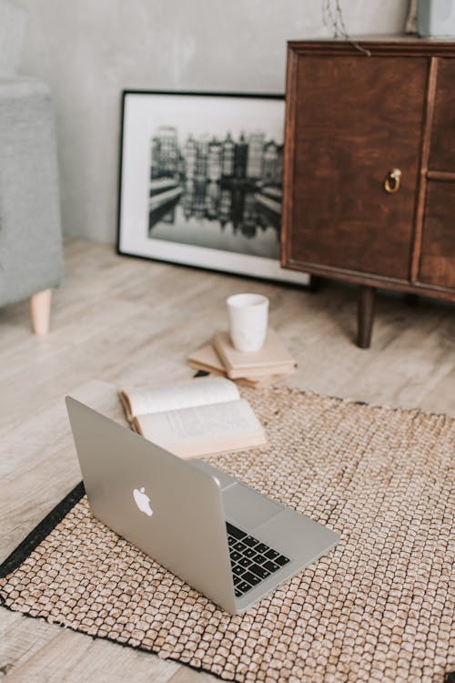 Бесплатное стоковое фото с macbook, бюро, в возрасте